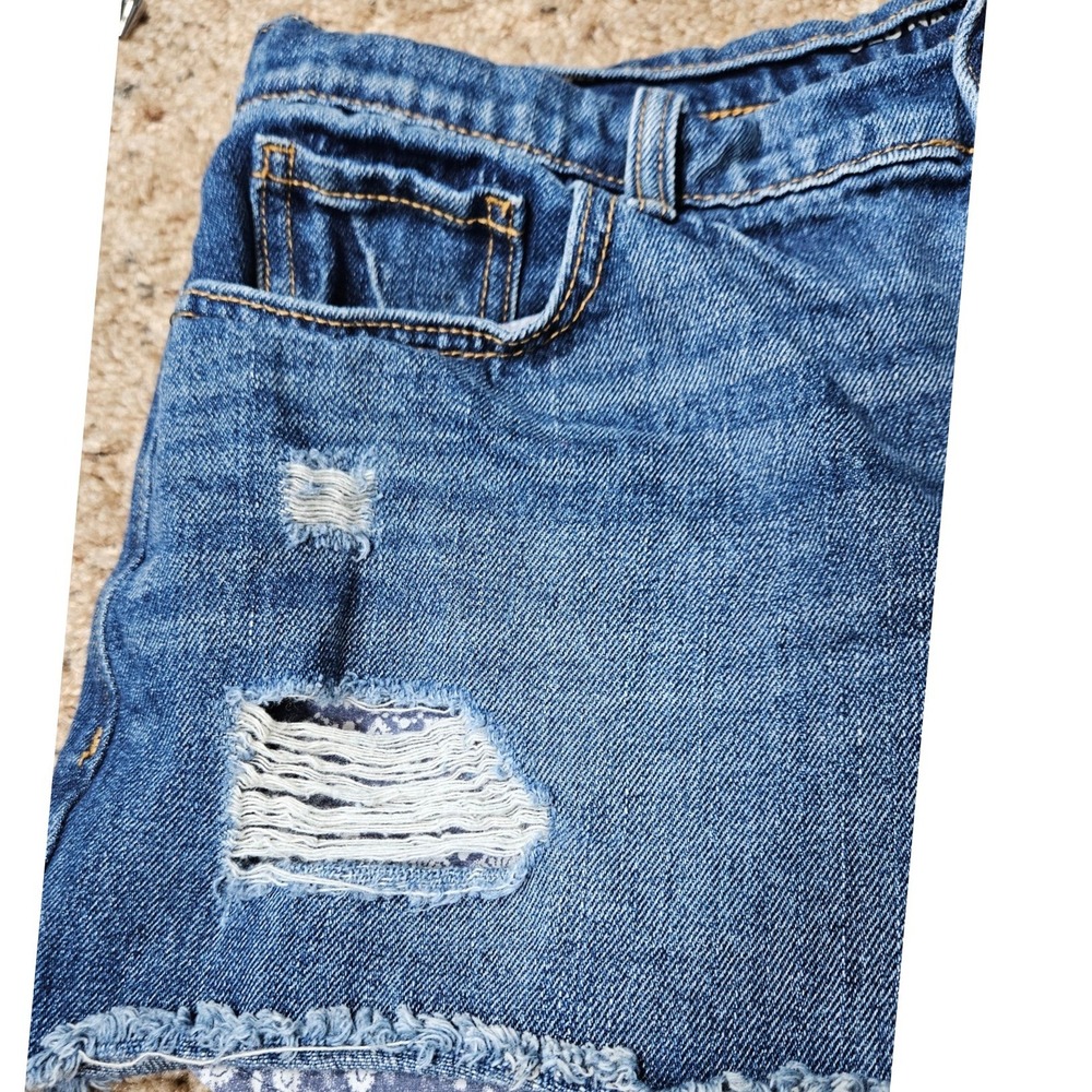 Old Navy Boyfriend Distressed Denim Shorts Blue Paisley Bandana Lining Size 10 - Picture 7 of 11